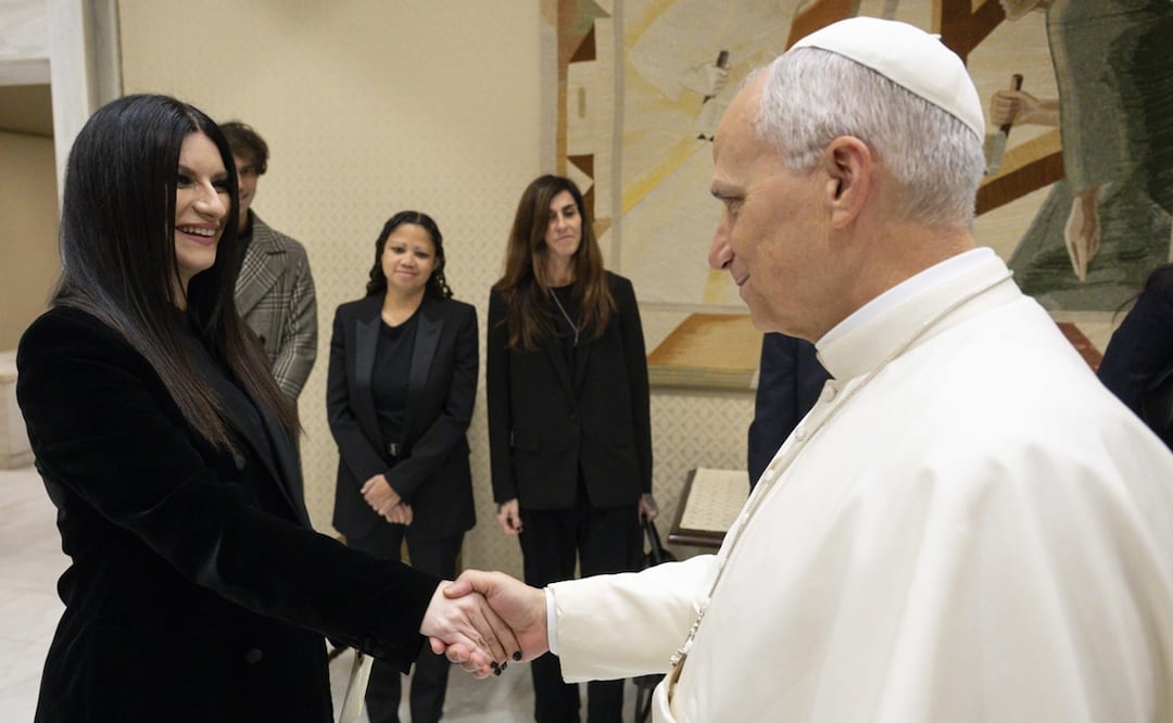 Fotografía distribuida por Vatican Media que muestra a la cantante italiana Laura Pausini (izq.) en audiencia privada con el Papa León XIV (der.) en la Ciudad del Vaticano.