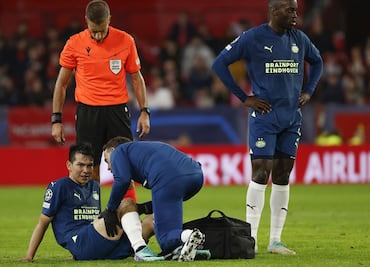 PSV le arrebata la victoria a Sevilla; "Chucky" Lozano sale del partido tras lesión