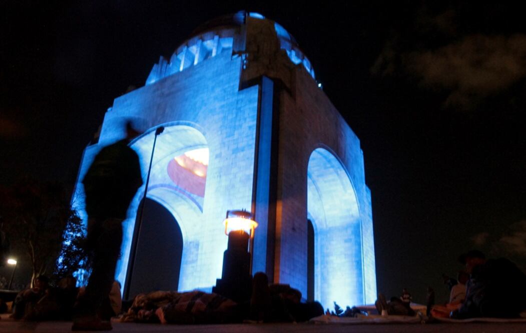 Luego de que trabajadores de la delegación Cuauhtémoc retiraran esta mañana más de 20 carpas del campamento de la Coordinadora Nacional de Trabajadores de la Educación (CNTE) en las inmediaciones del Monumento a la Revolución. 