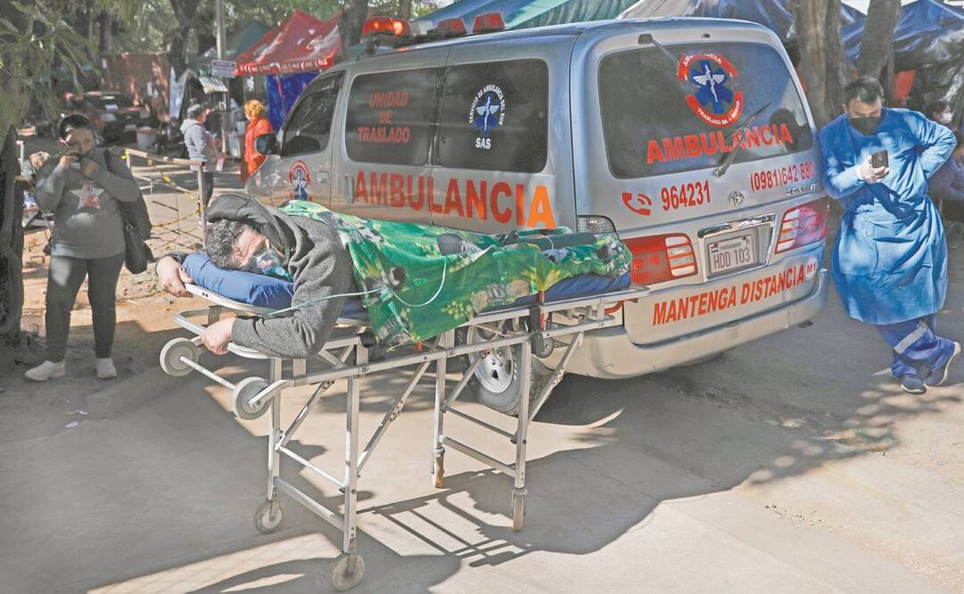 Eustaquio Ruiz, enfermo de Covid-19, en una camilla frente al Hospital Ineram, en Asunción, durante una búsqueda desesperada de una cama. Foto: Jorge Saenz. AP