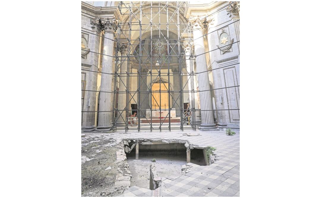 La caída de parte de la cúpula en la iglesia de Nuestra Señora de los Ángeles, en la Guerrero, ha permitido que la lluvia provoque humedad y la entrada de pájaros que han anidado ahí. JUAN CARLOS REYES. EL UNIVERSAL