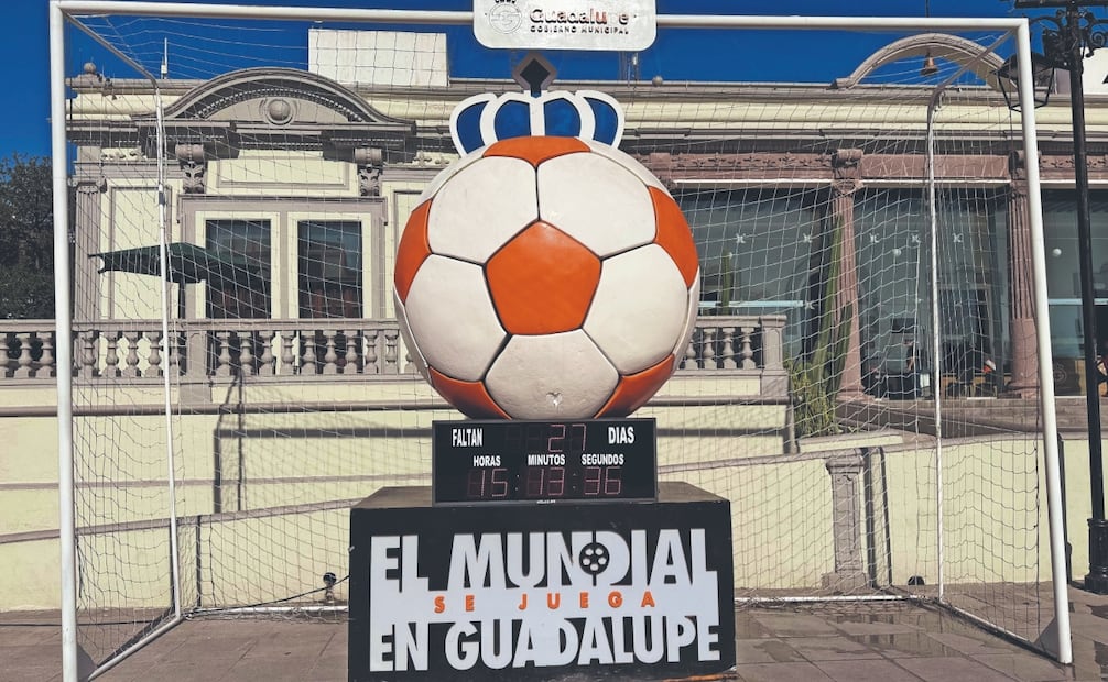 Esculturas alusivas al futbol ya se pueden observar en varias partes de la capital de Nuevo León.