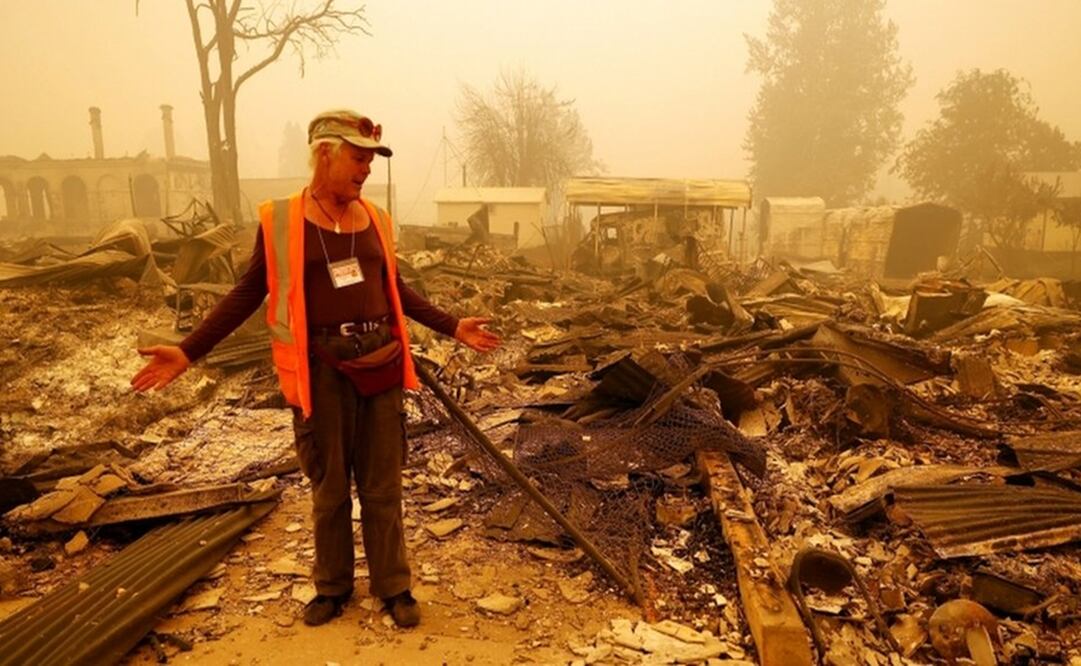 Ken Donnell, un residente de Greenville se lamenta tras perder su negocio luego del incendio. Foto: Reuters 