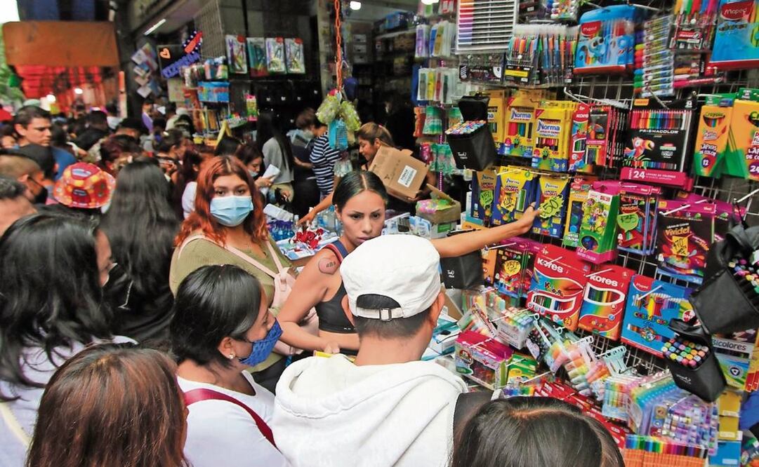 Hoy regresan a clases presenciales millones de estudiantes; ayer, las compras de útiles se desbordaron. Foto: Carlos Mejía/EL UNIVERSAL