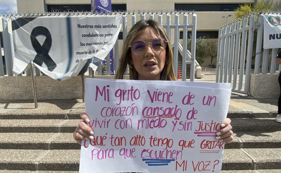 El viernes 7 de marzo, en víspera del Día Internacional de la Mujer, Annia protestó una vez más afuera del Poder Judicial Federal de Hermosillo, Sonora (08/03/2025). Foto: Especial
