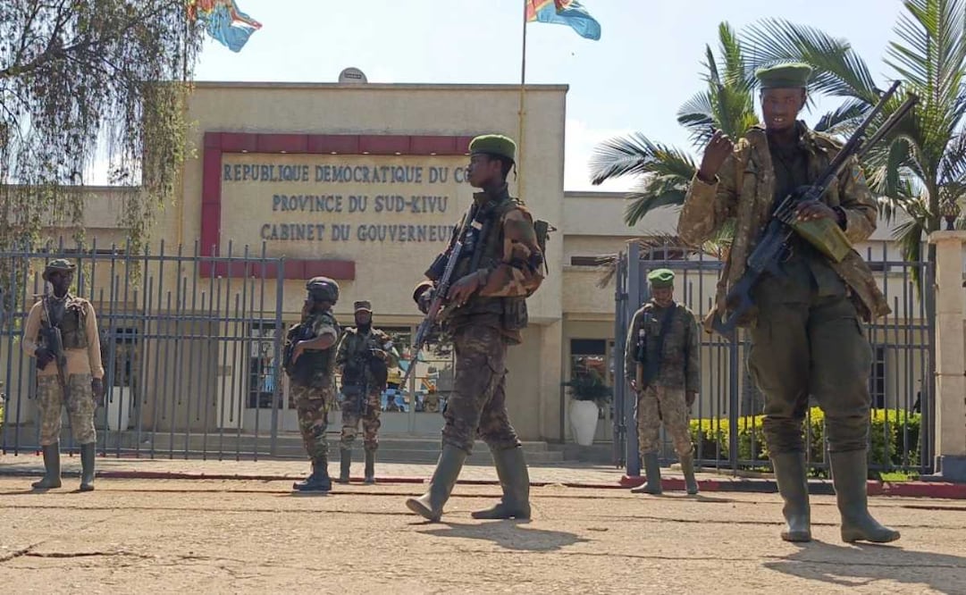 Rebeldes del M23 afuera de las oficinas administrativas en la ciudad de Bukavu, en la provincia de Kivu Sur, en la República Democrática del Congo, el 16 de febrero del 2025. Foto: AP