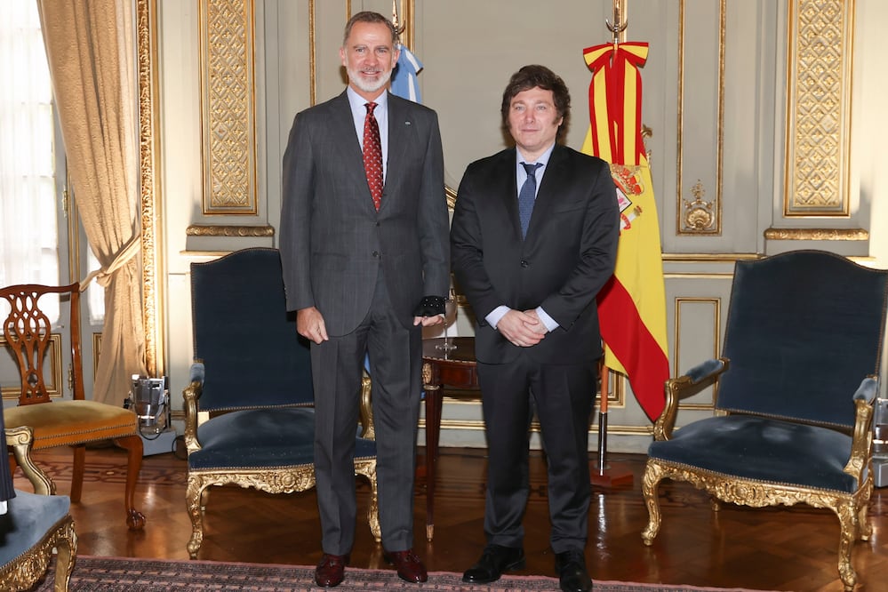 El Rey Felipe VI y el presidente electo de Argentina, Javier Milei, durante el encuentro que han mantenido hoy sábado en Buenos Aires. Foto: EFE