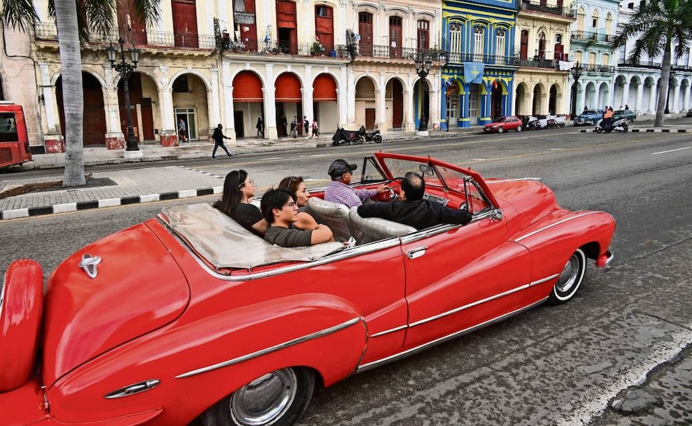 Turistas viajan en un viejo automóvil  estadounidense usado como taxi en La
Habana el 2 de febrero pasado. Foto: Yamil Lage / AFP