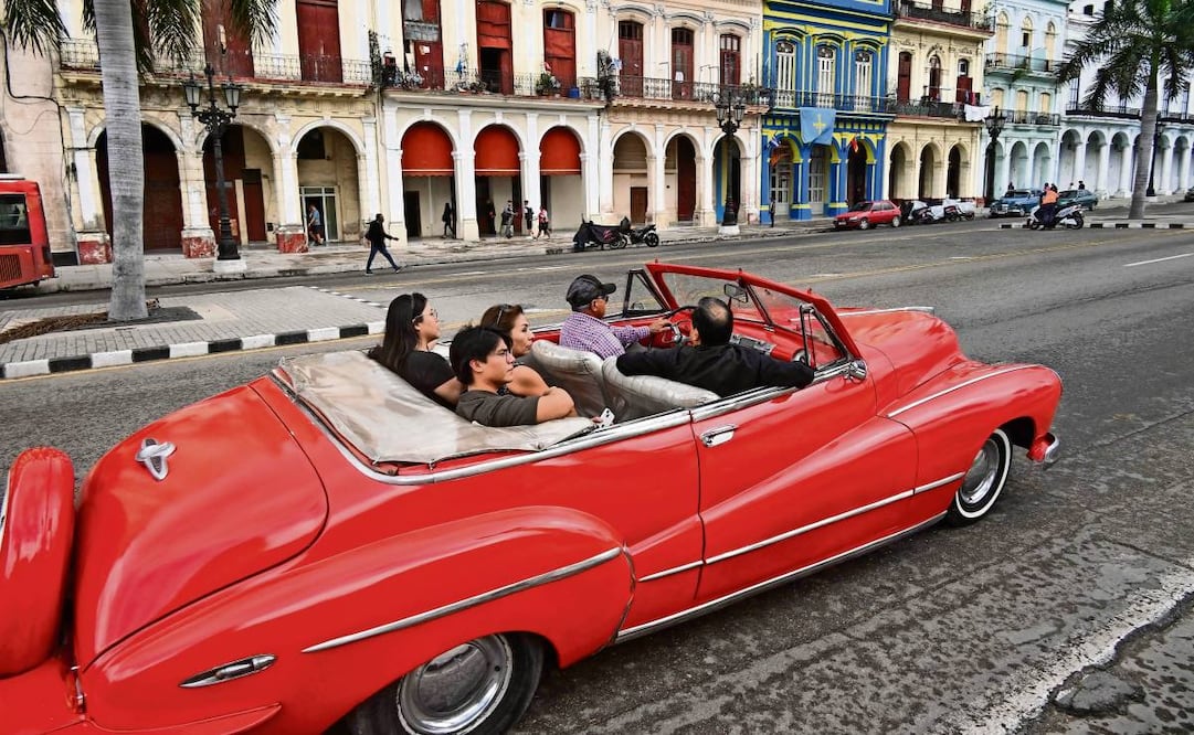 Turistas viajan en un viejo automóvil  estadounidense usado como taxi en La Habana el 2 de febrero pasado. Foto: AFP