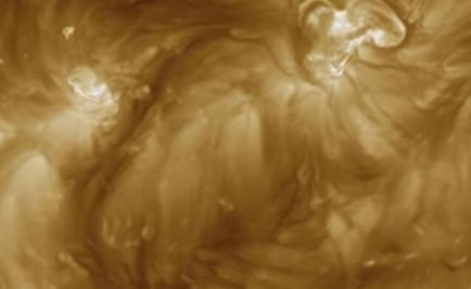 NASA capta cascada de arcos magnéticos en el espacio