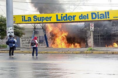 Atacan universidad e incendian radio