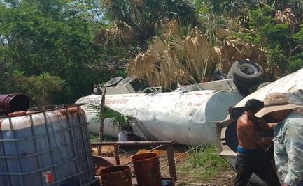Vuelca tráiler cargado de aceite y pobladores hacen rapiña en Ciudad del Carmen, Campeche