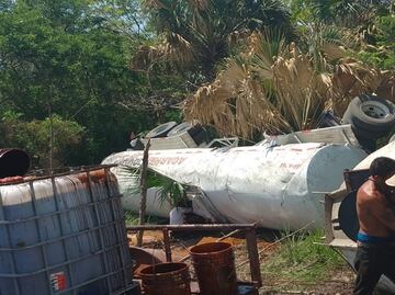 Vuelca tráiler cargado de aceite y pobladores hacen rapiña en Ciudad del Carmen, Campeche