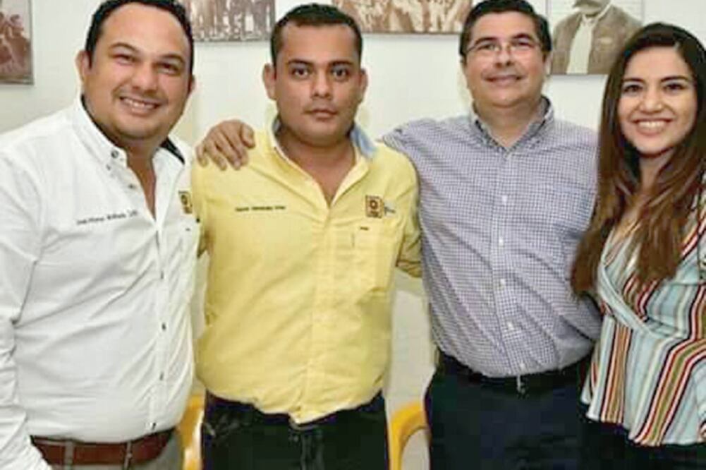 Gabriel Hernández (segundo de izq a der) tenía 25 años y cursaba la licenciatura de Administración en la Universidad Valle del Grijalva en Chiapas. (CUARTOSCURO)