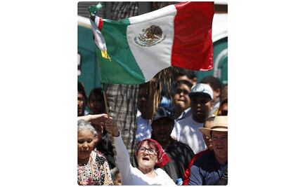 Ciudadanos viven celebración previo a acto de unidad de AMLO en Tijuana