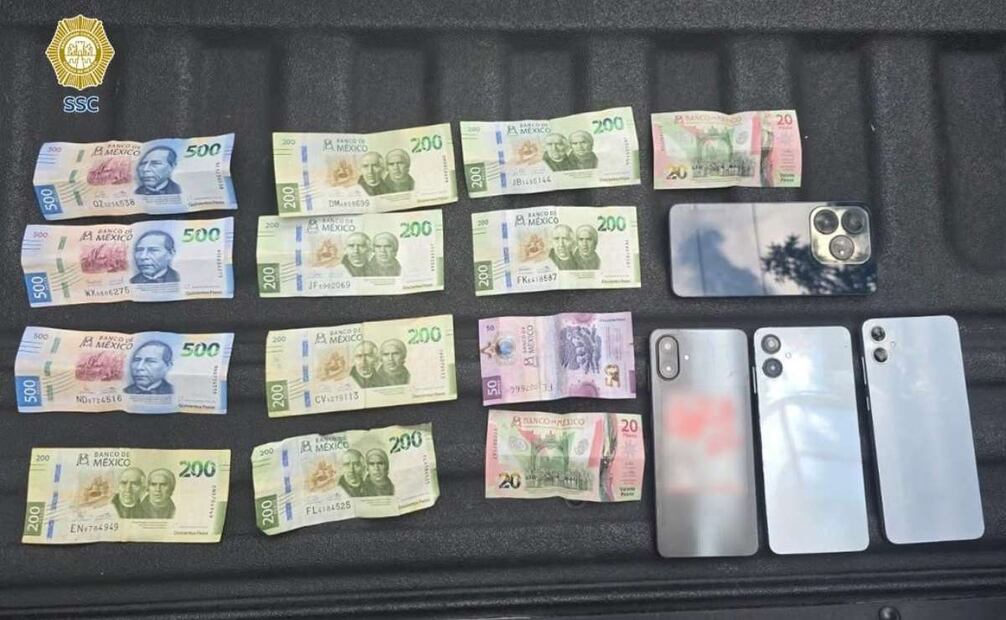 La SSC detalló que, durante una revisión preventiva, les fueron asegurados cuatro teléfonos celulares y dinero. 06/09/2026. | Foto: Cortesía SSC.