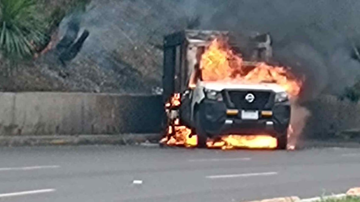 La policía cerró la circulación esta tarde de Insurgentes Norte debido al incendio Foto: Especial