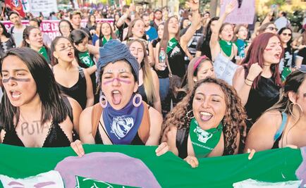 Marchan decenas de miles en Chile contra feminicidios