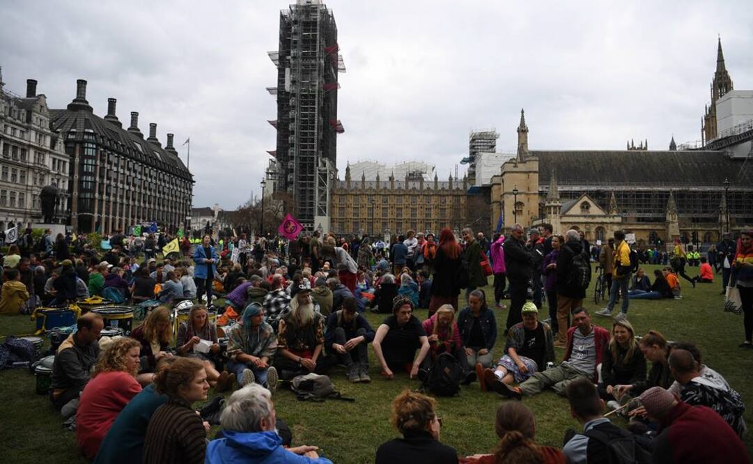 Varios activistas del grupo Extinction Rebellion se manifiestan, este miércoles, en la plaza del Parlamento en Londres (Reino Unido) (Foto: EFE)