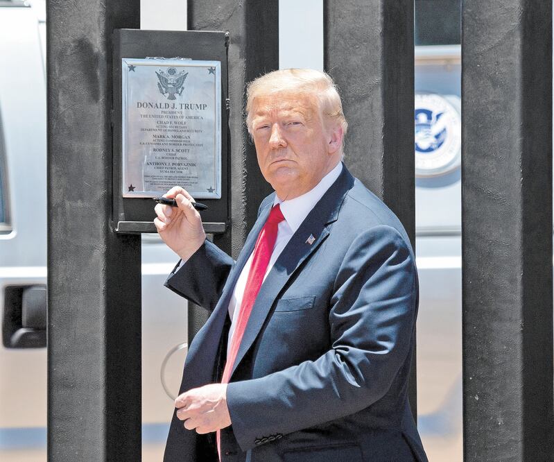 Durante su visita en la frontera en San Luis, Arizona, el martes pasado, el presidente Donald Trump aseguró que el muro ha frenado el Covid-19. Foto: SAUL LOEB. AFP