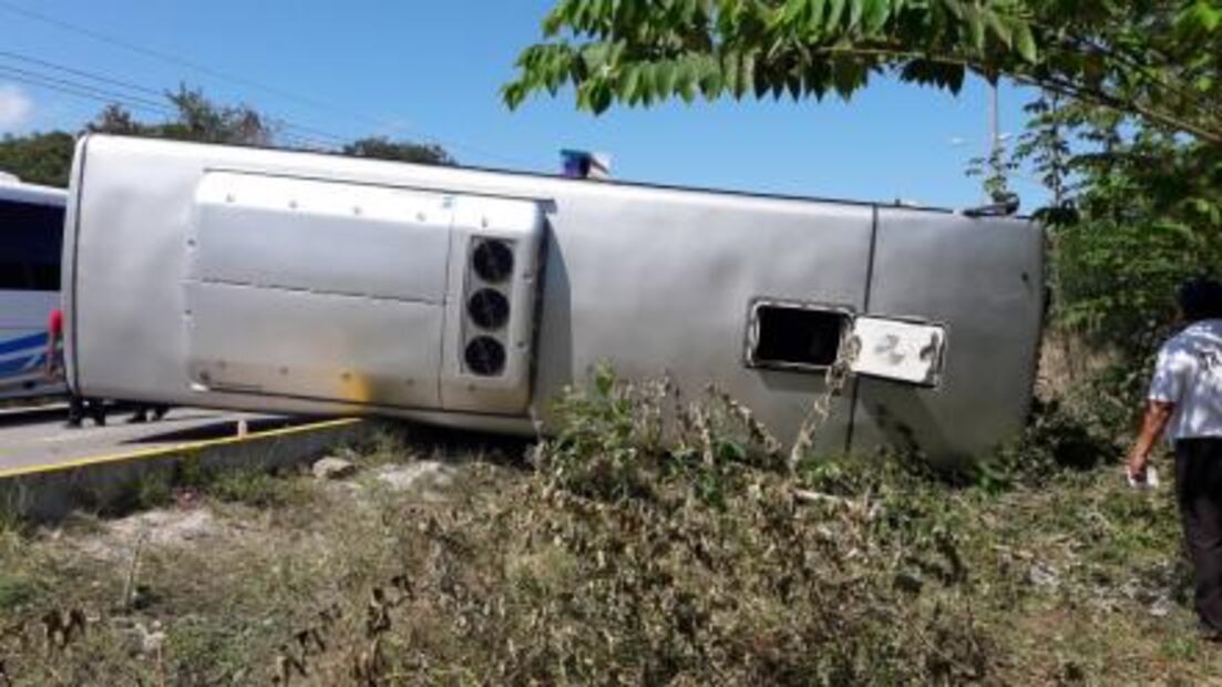 Reportan 11 lesionados tras volcadura de autobús en Cancún