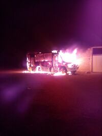 Roban e incendian microbús en Tizayuca, Hidalgo 