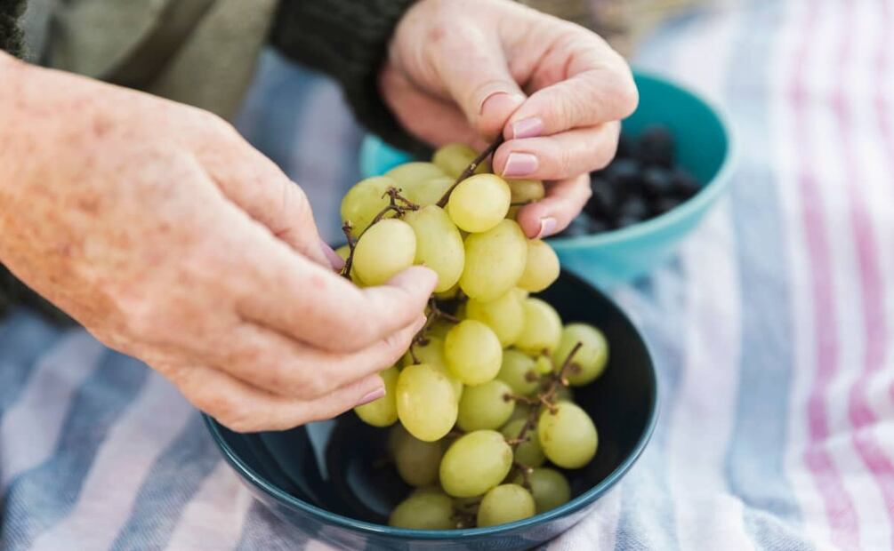 ¿Sabías que no debes lavar las uvas que no vas a comer inmediatamente? Foto: Freepik.