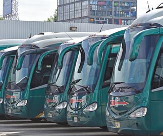 Normalistas toman autobuses usados por el INM para transportar migrantes en Jalisco; GN los intercepta