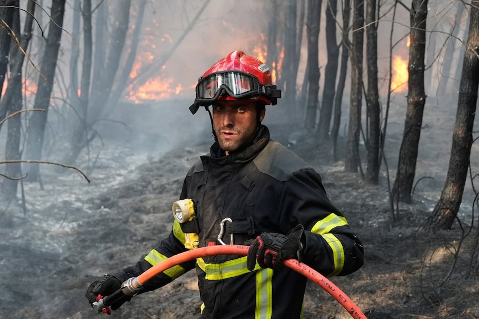 Un bombero trabaja para extinguir el fueho en Blagon, en el suroeste de Francia. FOTO: BAZ RATNER. AP