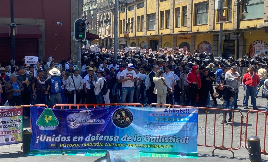 Choque de posturas en el Congreso de CDMX; manifestantes a favor y en contra de las corridas de toros. Foto: Omar Díaz