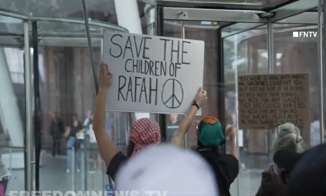 Manifestantes propalestinos irrumpen en el Museo de Brooklyn. Foto: captura