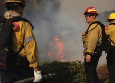 Delegación mexicana ya combate incendios en Los Ángeles: Protección Civil; Sedena coordina labores de búsqueda y rescate
