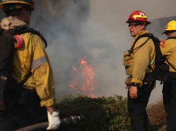 Delegación mexicana ya combate incendios en Los Ángeles: Protección Civil; Sedena coordina labores de búsqueda y rescate