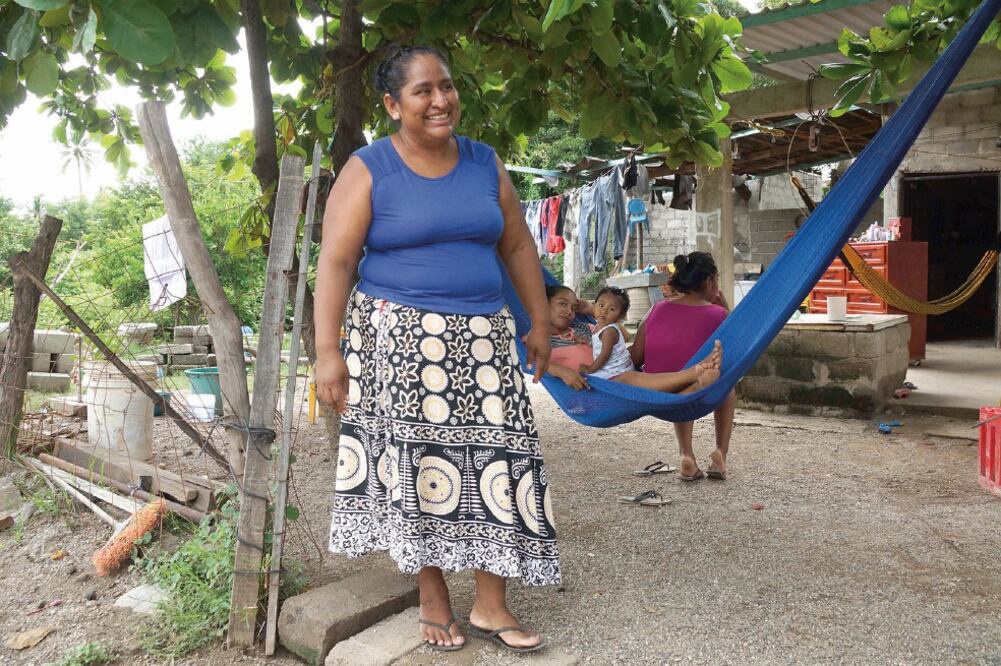 Lorena Hernández Santiago, madre del soldado Martín Moctezuma, dice que al ver la foto de su hijo sabía que él estaba bien y le daba orgullo que ayudara a otras personas (EDWIN HERNÁNDEZ. EL UNIVERSAL)