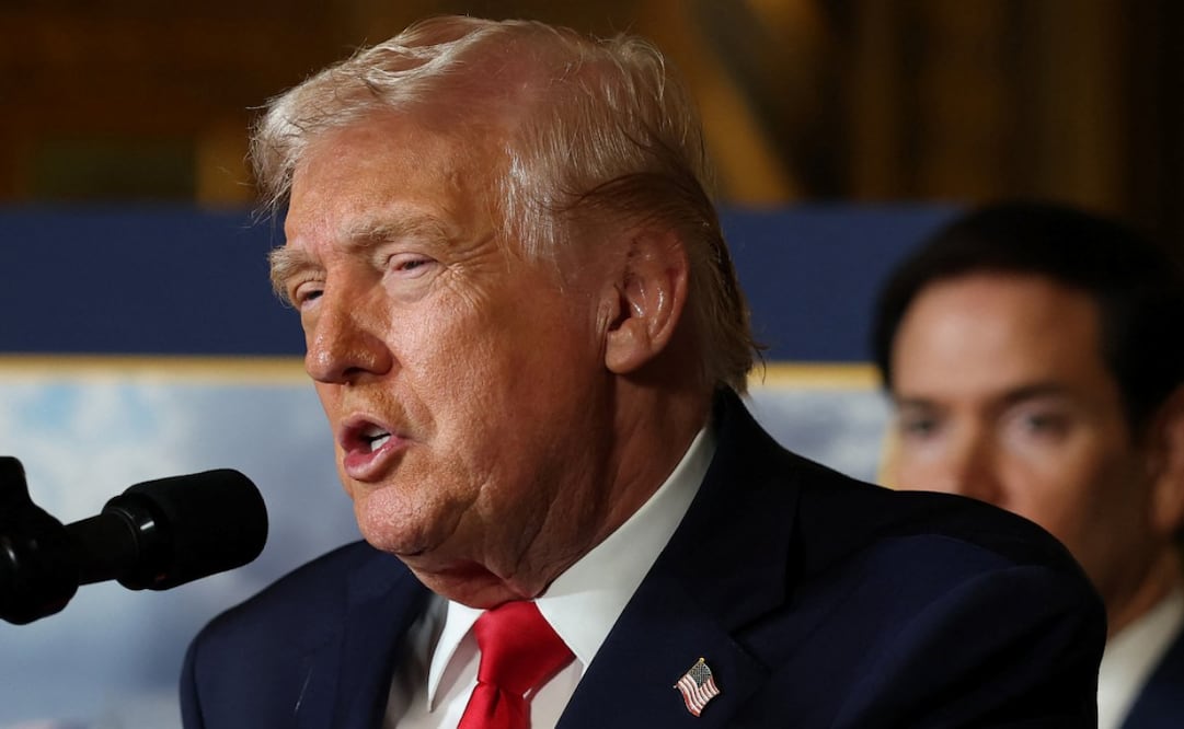 El presidente Donald Trump anuncia la creación del acorazado "clase Trump" durante una declaración a los medios en su propiedad de Mar-a-Lago el 22 de diciembre de 2025 en Palm Beach, Florida. Trump anunció la creación del nuevo acorazado "clase Trump", que se convertirá en el eje central de su programa "Flota Dorada" para reconstruir y fortalecer la construcción naval estadounidense. Foto: AFP