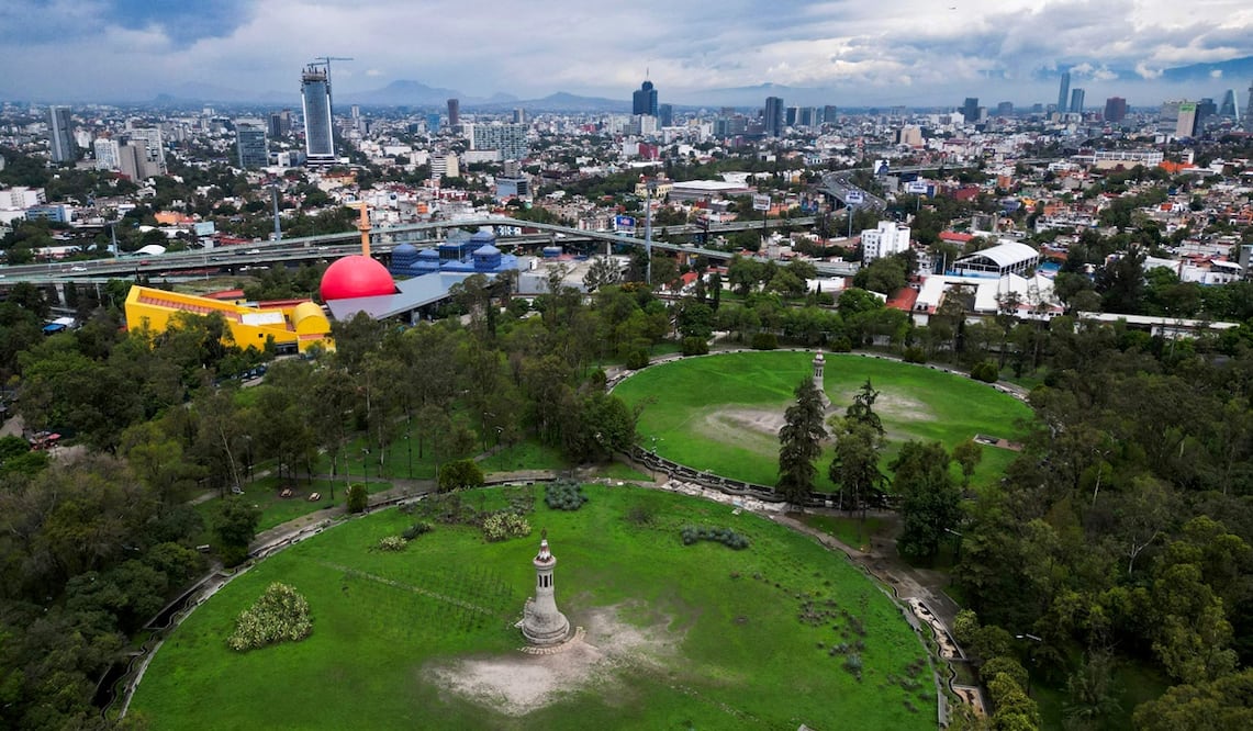 El Bosque de Chapultepec se convierte en el escenario perfecto para celebrar el 14 de febrero con planes gratis y al aire libre.

Foto: AFP