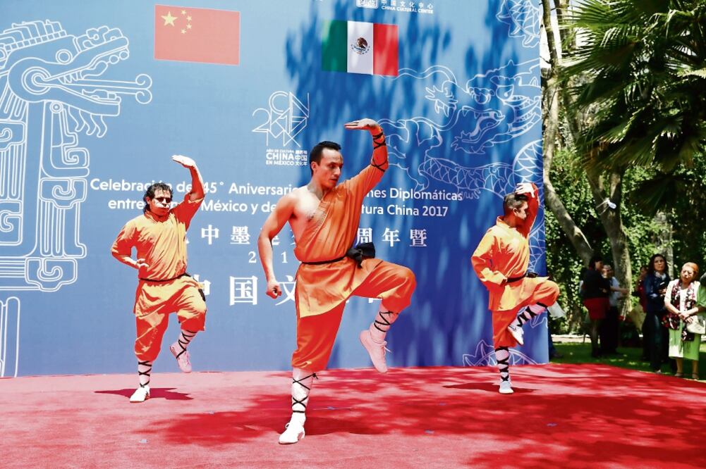 En conmemoración del 45 aniversario del establecimiento de relaciones entre México y China, se realizaron algunas muestras culturales como la caligrafía, diseños de papel picado, danza, teatro con marionetas y artes marciales. (LUIS CORTÉS. EL UNIVERSAL)