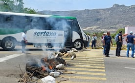 Pobladores y maestros de la Sección 22 del SNTE se enfrentan por bloqueo carretero en Oaxaca; reportan algunos lesionados