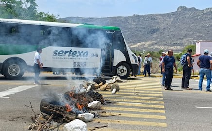 Pobladores y maestros de la Sección 22 del SNTE se enfrentan por bloqueo carretero en Oaxaca; reportan algunos lesionados
