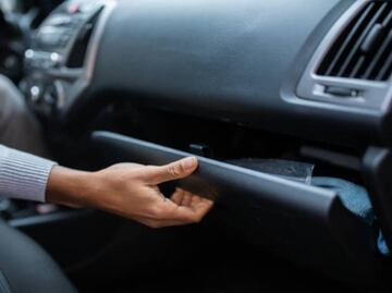 Qué no debes dejar en la guantera de tu auto