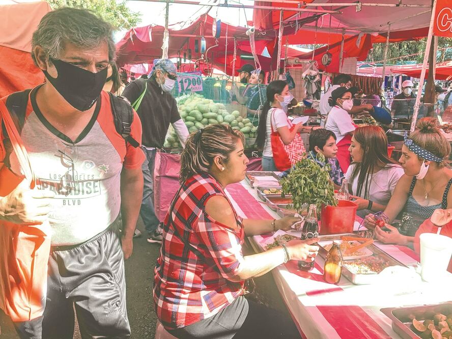 En diversos tianguis de la Ciudad de México, la gente no dejo pasar la oportunidad de comer en familia y hasta degustar una cerveza. Fotos: Germán Espinosa. El Universal
