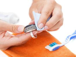 ¿Cómo limpiar la bisutería oxidada o enegresida de forma sencilla?