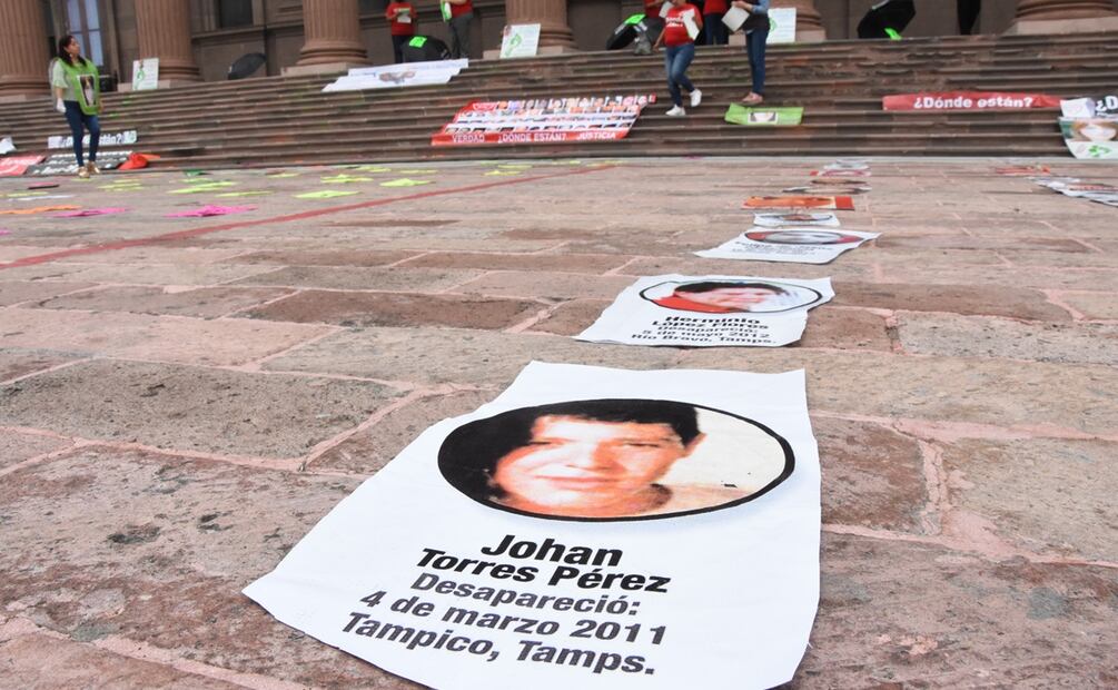 Integrantes del colectivo Amores se congregaron en la Explanada de los Héroes de la Gran Plaza. Foto: Emilio Vasquez / EL UNIVERSAL