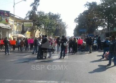 Padres bloquean Eje 1 Norte en protesta por daños en escuela tras sismo