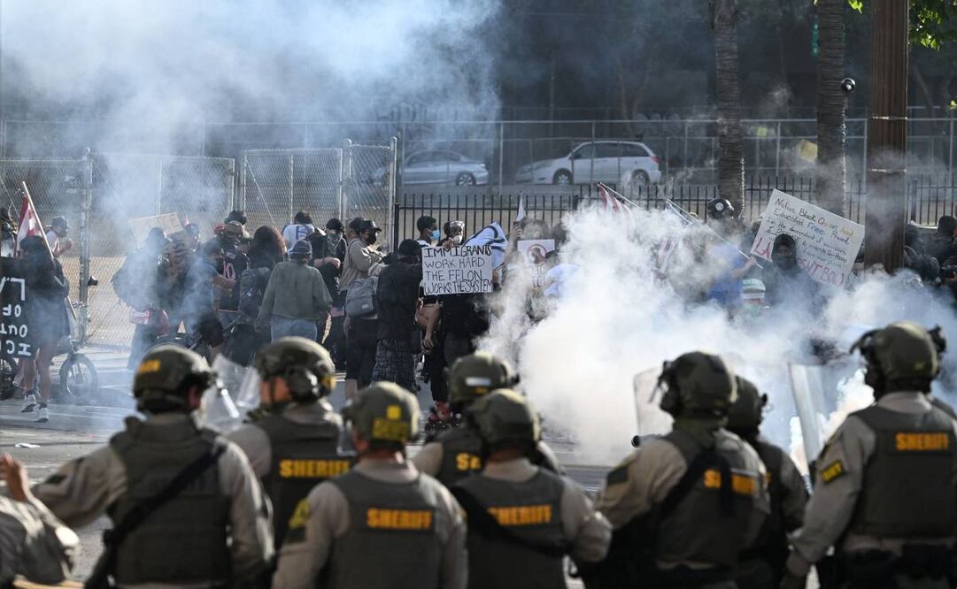 Manifestantes huyen del gas lacrimógeno disparado por los agentes del sheriff el 14 de junio de 2025 en Los Ángeles, California, tras la manifestación "Sin Reyes". Decenas de miles de manifestantes se congregaron en todo el país el sábado contra Donald Trump antes de un gran desfile militar con motivo del 79.º cumpleaños del presidente estadounidense, mientras que el asesinato de un legislador demócrata subrayó las profundas divisiones en la política estadounidense. Los manifestantes de "Sin Reyes" salieron a las calles en Nueva York, Los Ángeles, Chicago, Filadelfia, Houston, Atlanta y cientos de otras ciudades de Estados Unidos para condenar lo que califican de extralimitación dictatorial de Trump. Foto: AFP