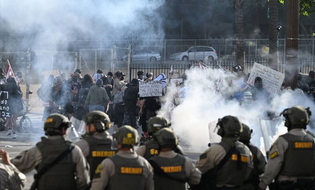 Manifestantes huyen del gas lacrimógeno disparado por los agentes del sheriff el 14 de junio de 2025 en Los Ángeles, California, tras la manifestación "Sin Reyes". Foto: AFP/Archivo