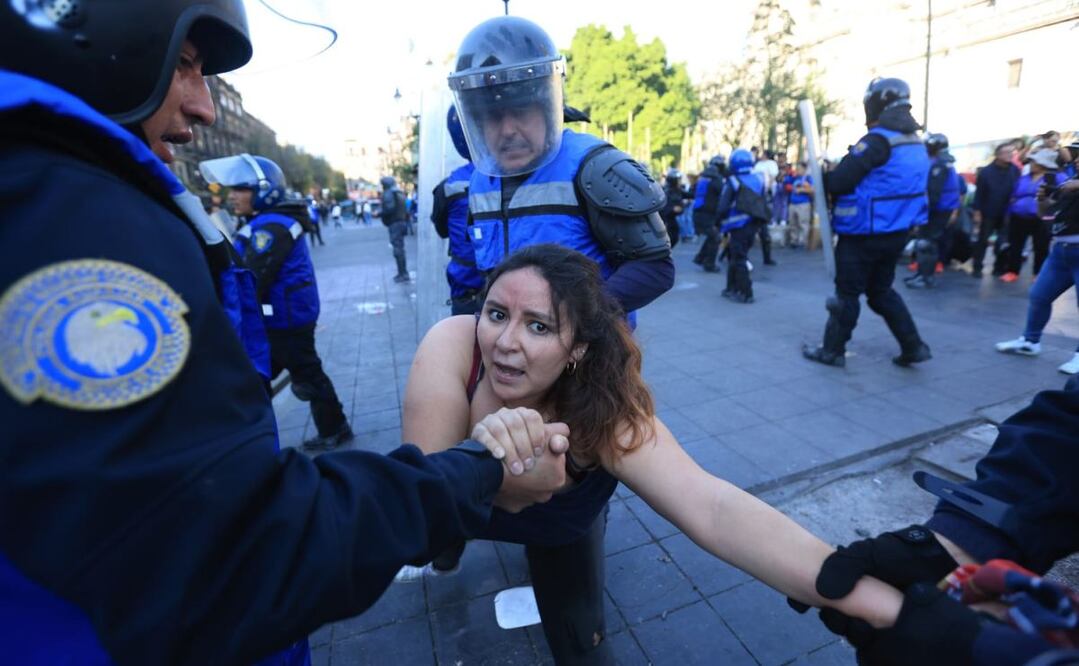 Detienen a manifestantes de la marcha de la generación Z y en apoyo a Carlos Manzo (15/11/2025). Foto: Francisco Rodríguez/EL UNIVERSAL