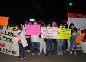 Protestan trabajadores de salud en Oaxaca afuera de mañanera de AMLO