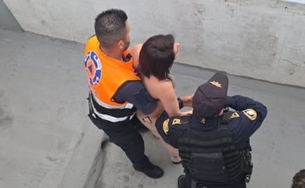 Policías evitan tragedia en Benito Juárez; rescatan a mujer que intentaba arrojarse de un edificio