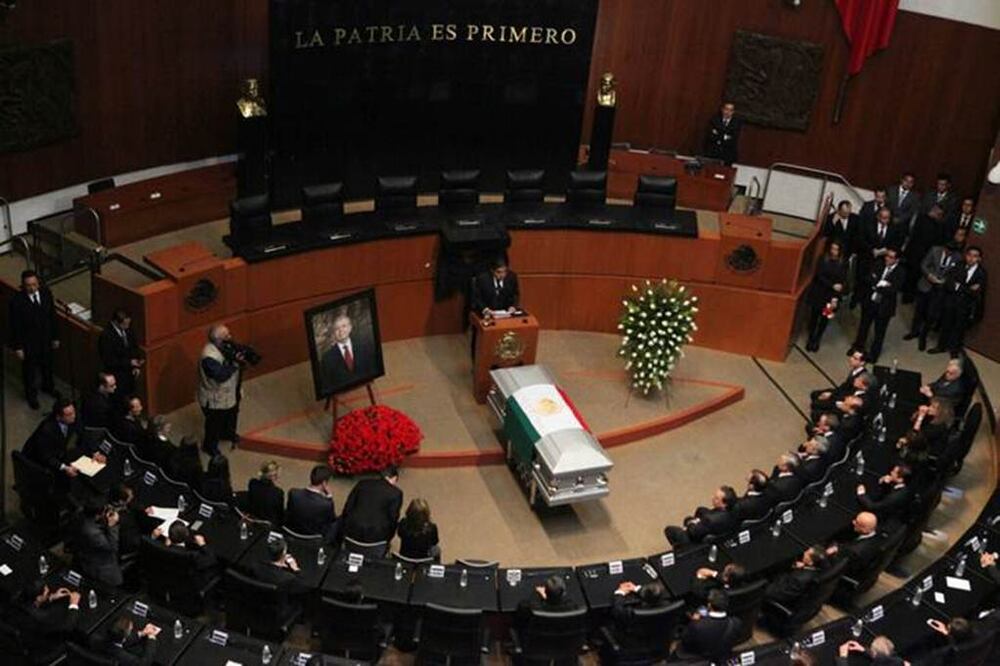 El Senado de la República llevó a cabo un homenaje de cuerpo presente del legislador perredista, Manuel Camacho Solís, como un reconocimiento por su  labor política